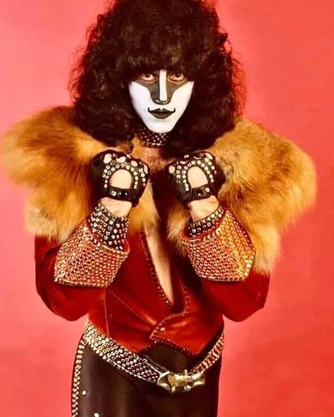 70s Outfits Ideas, Kiss Music, Vinnie Vincent, Kiss Images, Eric Carr, Peter Criss, Kiss Army, Kiss Pictures, Couples Comics