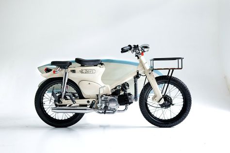 The Deus Sea Sider: A C70 Super Cub for surfers Honda C70, Honda Super Cub, Super Cub, Honda Cub, Bike Exif, Beach Bike, Deus Ex Machina, Ex Machina, Mini Bike