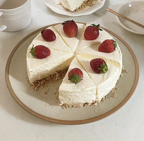 Korean Cake Aesthetic White, Korean Cheesecake, Korean Cake Aesthetic, Cheesecake Aesthetic, Han Core, Cake Korean, Brown Photo, Korean Cake, Cake Aesthetic