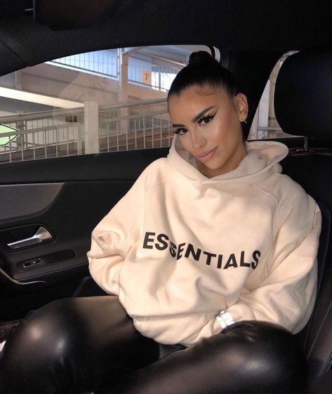 Essentials Hoodie Outfit, Estilo Kardashian, Winter Mode Outfits, Essentials Hoodie, Essential Hoodie, Winter Fashion Outfits Casual, Leder Outfits, Cute Lazy Outfits, Winter Outfit Inspiration