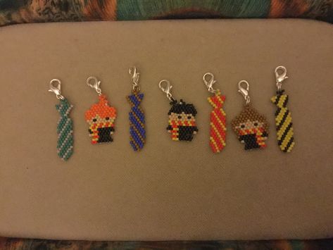 Stitch Markers Diy, Seed Beads Diy, Pony Bead Projects, Miyuki Beads Pattern, Seed Bead Projects, Harry Potter Scarf, Diy Seed Bead Earrings, Diy Perler Bead Crafts, Beaded Jewlery