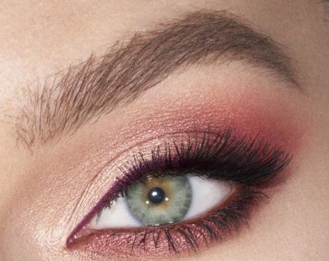 Makeup For Crimson Dress, Pink Burgundy Makeup, Simple Maroon Makeup Looks, Maroon And Silver Makeup, Deep Red Eyeshadow Looks, Maroon Eyeliner Looks, Soft Burgundy Eye Makeup, Makeup Ideas For Burgundy Dress, Maroon Eyeshadow Looks