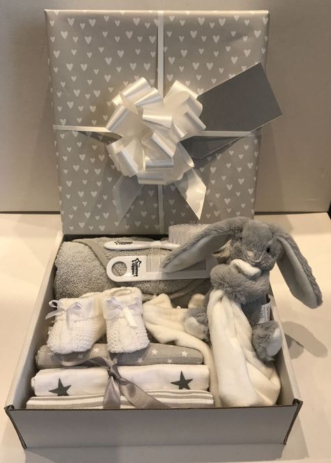 Gift For Baby Shower Mommy, Hampers Bayi, Expecting Mom Gift Basket, Baby Hampers, Baby Bootees, Hamper Gift Basket, Unisex Baby Gifts, Baby Shower Baskets, Neutral Baby Gifts