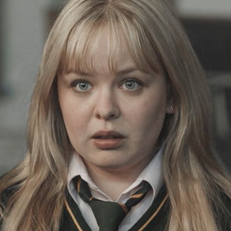 Nicola Coughlan Derry, Clare Derry Girls Icon, Claire Derry Girls Icon, Claire Derry, Clare Devlin Icons, Claire Devlin, Derry Girls Clare, Clare Devlin, Iconic Blonde Characters