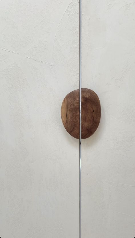 Wabi Sabi Door, Interior Minimal, Carpentry And Joinery, Door Handle Design, Joinery Design, Small Apartment Interior, Wardrobe Handles, Mediterranean Homes, Wardrobe Design