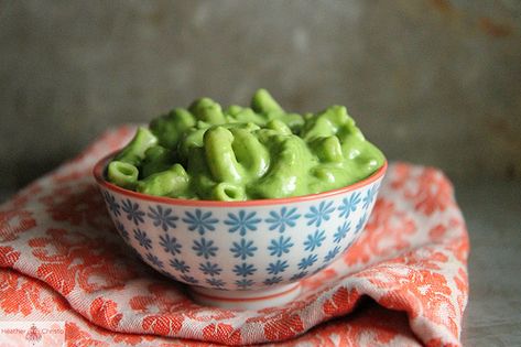 Green Macaroni and Cheese Avocado Mac And Cheese, Wine Gift, Avocado Recipes, Greens Recipe, Cheese Recipes, Om Nom, I Love Food, A Bowl, Mac And Cheese