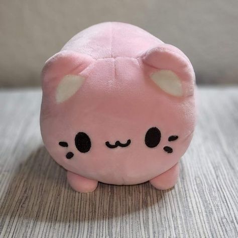 Tasty Peach Meowchi Strawberry Plush Tasty Peach Studios, Tasty Peach, Cute Squishies, Cute Pink, Round Shape, Cute Drawings, Aurora, Cute Outfits