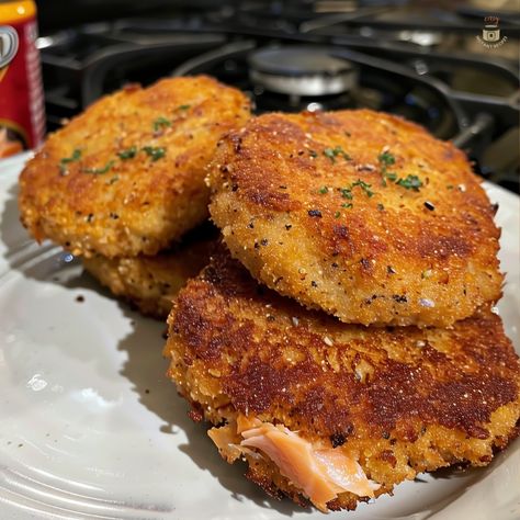 Southern Fried Salmon Patties Crispy Salmon Patties, Southern Salmon Patties Recipe, Southern Fried Salmon Patties Recipe, Salmon Patties Recipe Canned Southern, Southern Fried Salmon Patties, Fried Salmon Patties Recipe, Fried Salmon Recipes, Southern Salmon Patties, Chicken And Spinach Casserole