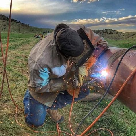 Welding Aesthetic, Pipeline Welders, Pipeline Welding, Welding Techniques, Women Welder, Welding Trucks, Welding Jackets, Welding Rig, Welding Design