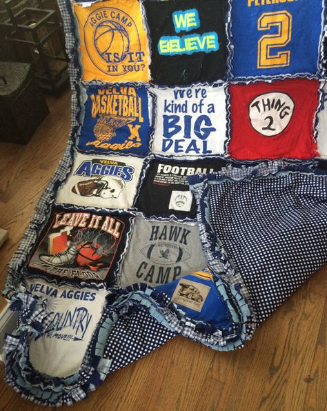 Diy Memory Quilt, T Shirt Pillow Diy, T Shirt Quilts Ideas Layout, Hockey Blanket, Tshirt Quilt Diy, Tshirt Quilt Pattern, T Shirt Blanket, Shirt Blanket, T Shirt Quilts