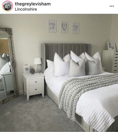 Cream Bedroom Walls, Grey Bed Frame Bedroom Ideas, Interior Design Bedroom Teenage, Grey Carpet Bedroom, 2022 Bedroom, Fancy Bedroom, Grey Bed Frame, Grey Bedroom Decor, Prints Bedroom