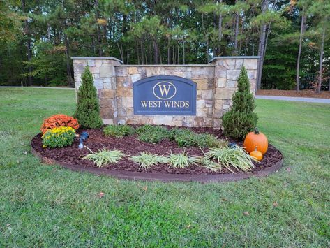 Subdivision Entrance Landscaping Ideas, Neighborhood Signs Entrance Landscaping, Subdivision Entrance Landscaping, Neighborhood Entrance Landscaping, Landscape Entryway, Enterance Decor, Mailbox Landscape, Subdivision Sign, Landscaping Entrance