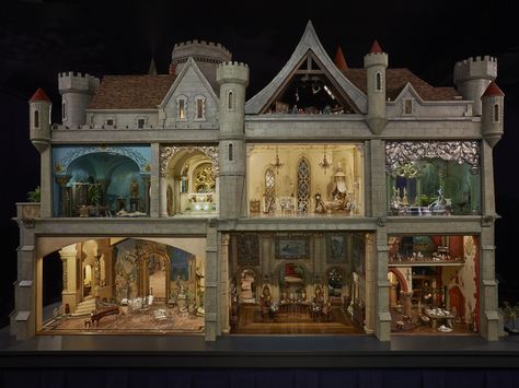 Inside the magical doll house created by the Hollywood silent star Coleen Moore at The Museum of Science and Industry Castle Dollhouse, Plastic Playhouse, Colleen Moore, Castle Pictures, Chicago Museums, Fairy Castle, Fairytale Castle, Miniature Houses, A Castle