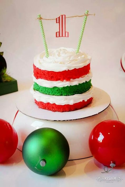 Smash Cake by Tulte_corazon December Smash Cake, Christmas Birthday Smash Cake, 1st Birthday Christmas Cake, Grinch 1st Birthday Cake, Grinch Smash Cake, Christmas Smash Cake, Adventure First Birthday, Baby Boy First Birthday Cake, Cake For First Birthday