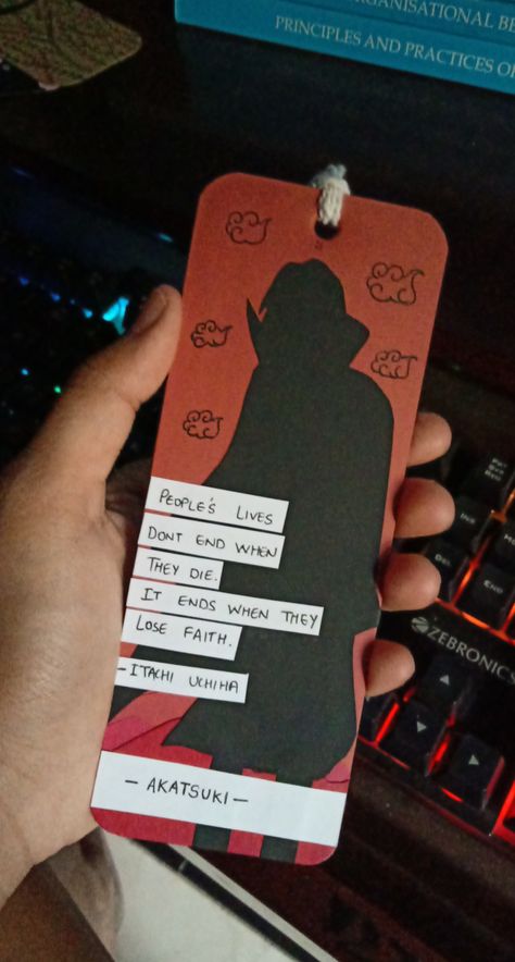 Naruto Bookmarks Itachi Uchiha Bookmark, Anime Bookmarks Drawings, Naruto Diy Gift, Cute Anime Bookmarks, Itachi Bookmark, Naruto Bookmark Diy, Bookmarks Handmade Anime, Bookmark Photography Ideas, Anime Bookmarks Diy