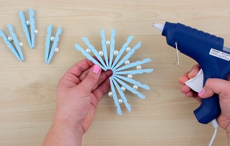 Clothespins Crafts, Clothespin Cross, Peg Crafts, Clothes Pin Ornaments, Snowflakes Diy, Clothespin Crafts Christmas, Clothespin Diy Crafts, Clothespins Diy, Wooden Clothespin Crafts