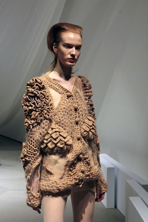 Sculptural Fashion with mixed 3D knitted textures - experimental knitwear design; wearable art // Augustin Teboul Oversize Sweaters, Sculptural Fashion, Mode Crochet, Kampot, Knit Art, 3d Fashion, Knitting Wool, Freeform Crochet, Knitwear Fashion