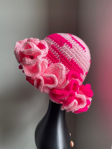 Crochet Designer Clothes, Ruffle Hat Crochet, Unique Crochet Ideas, Ruffle Crochet Hat, Cute Crochet Hats, Pink And Green Crochet, Bonnet En Crochet, Crochet Hats For Women, Crotchet Hat