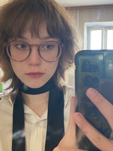 Twee Hairstyles, Short Brown Hair With Glasses, Lesbian Glasses, Blonde Hair And Glasses, Glasses Round Face, Bobs Outfit, Blonde With Glasses, Short Hair Glasses, Glasses Inspo