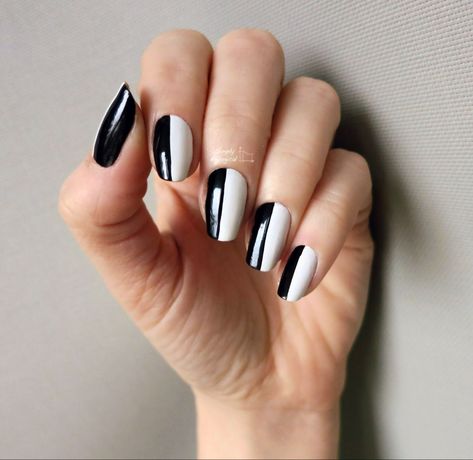 Nails White And Black Design, Nail Art In Black, Nails White And Black, Nailart Videos, Nails Polish Ideas, Nail Ideas Tips, Nontoxic Nail Polish, New Year's Eve Nails, Split Nails