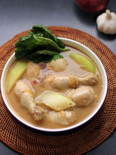 Tinola is a Filipino chicken soup usually served as an appetizer or a main entrée with white rice. Tinola Soup, Philippino Recipes, Chicken Tinola, Chicken Soup Recipes Homemade, Keto Macros, Braised Pork Ribs, Philippine Cuisine, Tinola, Chicken Soups