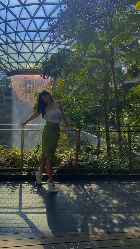 Singapore Airport Pictures, Malaysia Travel Aesthetic, Flower Dome Singapore Outfit, Singapore Airport Outfit, Jewel Changi Airport Pose, Singapore Zoo Outfit, Singapore Ootd Travel Outfits, Changi Airport Singapore Aesthetic, Changi Airport Singapore Outfit