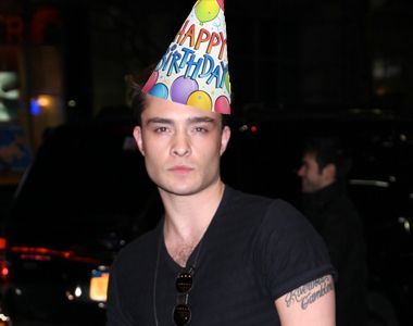 Chuck Bass says happy birthday. Happy Birthday Chuck, Ed Westwick, Estilo Taylor Swift, Chuck Bass, Gossip Girl, Trucker Hat, Taylor Swift, Bass, Swift