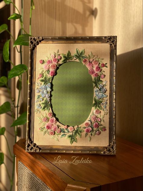 Diy Embroidery Frame, Haft Vintage, Diy Embroidery Projects, Vintage Photo Frame, Rose Embroidery Pattern, Embroidery Stitches Beginner, Embroidered Photo, Floral Embroidery Patterns, Framed Embroidery