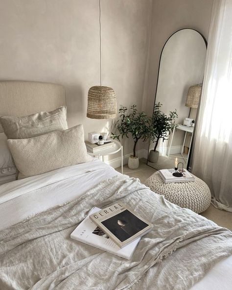 Bedroom With Neutral Colors, Girly Apartment Bedroom, Clean Girl Apartment Aesthetic, Vanilla Bedroom Aesthetic, Minimalist Bed Ideas, Beige And White Room, Cream Room Aesthetic, Room Beige Aesthetic, Beige Apartment Aesthetic