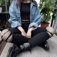 '90s grunge outfits; '80s grunge styles; Soft grunge looks; Cute grunge outfits; Style Grunge Girl, Styl Grunge, Girl Grunge, Goth Outfit, Fashion 90s, Style Gothic, Alternative Style, Hipster Outfits, Grunge Look