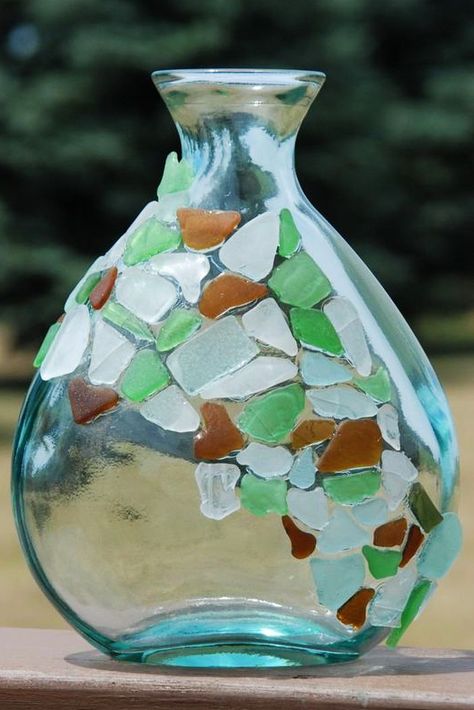 Browse many great decorative sea glass craft DIY ideas on Completely Coastal! This particular glass vase is embellished with sea glass pieces. A lovely and simple idea. And you don't need that many seaglass piece to pull this off. Unfortunately I could not find the original source of this image. So click and browse many more sea glass craft profect ideas..... Beach Glass Projects, Sea Glass Diy, Sea Glass Art Projects, Beach Glass Crafts, Art Coquillage, Glass Craft, Sea Crafts, Beach Glass Art, Glass Art Projects