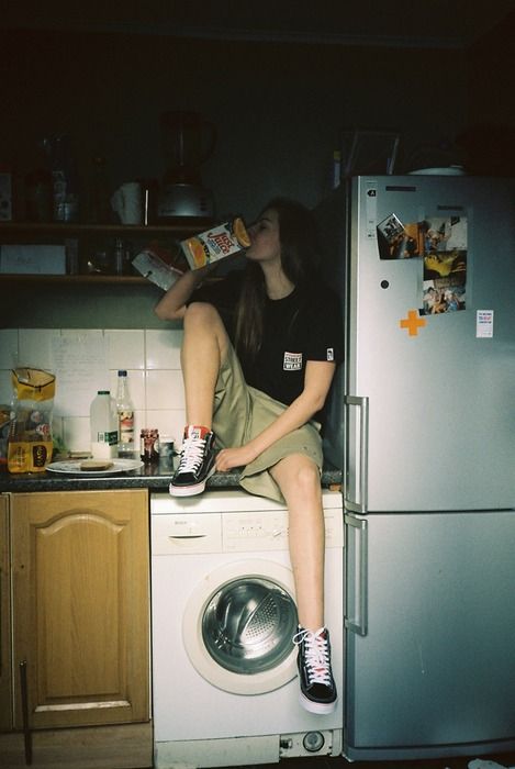 Messy Girl Aesthetic Grunge, Sitting On Kitchen Counter, Tumblr Grunge 2014, Sitting On Counter, Teenage Wasteland, Photo Summer, Vintage Blog, Girl Vintage