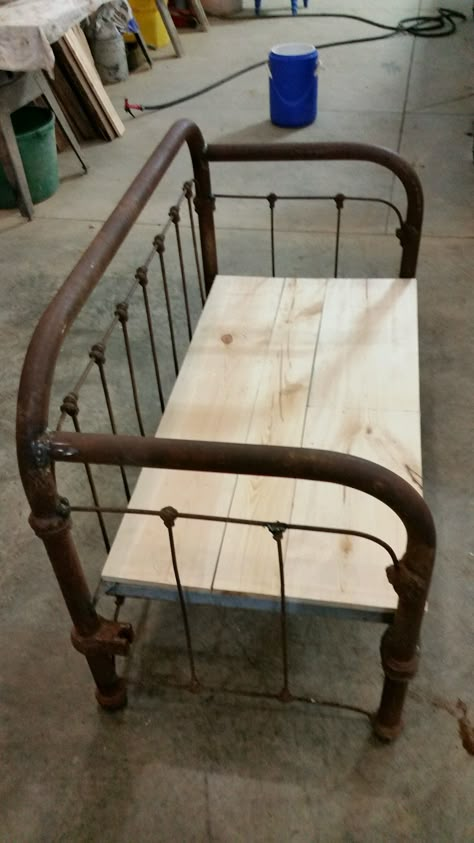 Metal Twin Bed Frame, Metal Twin Bed, Bed Frame Bench, Headboard Benches, Old Bed Frames, Old Metal, Twin Bed Frame, Diy Furniture Renovation, Iron Bed