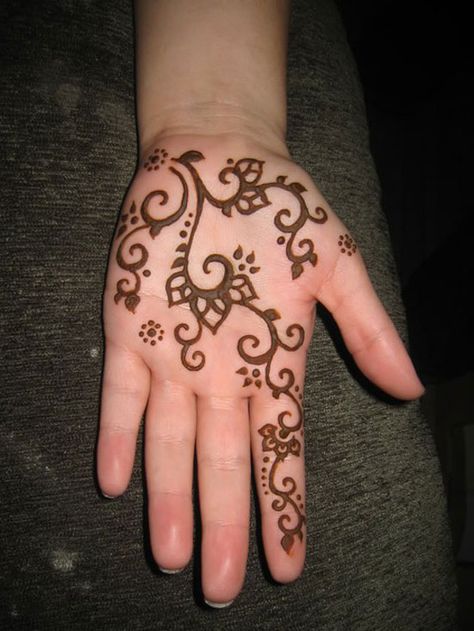 30-Easy-Simple-Mehndi-Designs-Henna-Patterns-2012-Henna-Tattoo-For-Beginners-19 Henna Palm, Palm Henna Designs, Palm Henna, Cute Henna Tattoos, Cute Henna, Henna Designs For Kids, Tato Henna, Henna Ideas, Simple Henna Tattoo