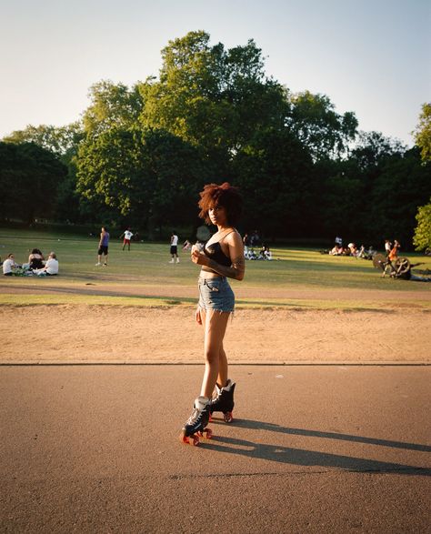 Alice Zoo documents a community of roller skaters, evoking a sense of much-needed warmth and hope Street Roller Skating, Roller Skating Photography, Summer Manifestations, Skater Photography, Roller Skating Pictures, Roller Skating Aesthetic, Zoo Outfit, Skating Pictures, Skate Vibes