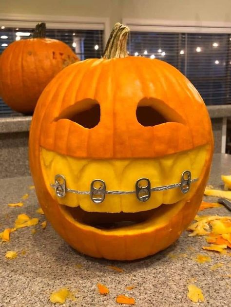 Pumpkin With Braces, Halloween Pumpkins Carvings Designs, Funny Pumpkin Carvings, Läskig Halloween, Halloween Pumpkin Crafts, Creative Pumpkin Painting, Creative Pumpkin Decorating, Cute Pumpkin Carving, Halloween Pumpkin Carving Stencils