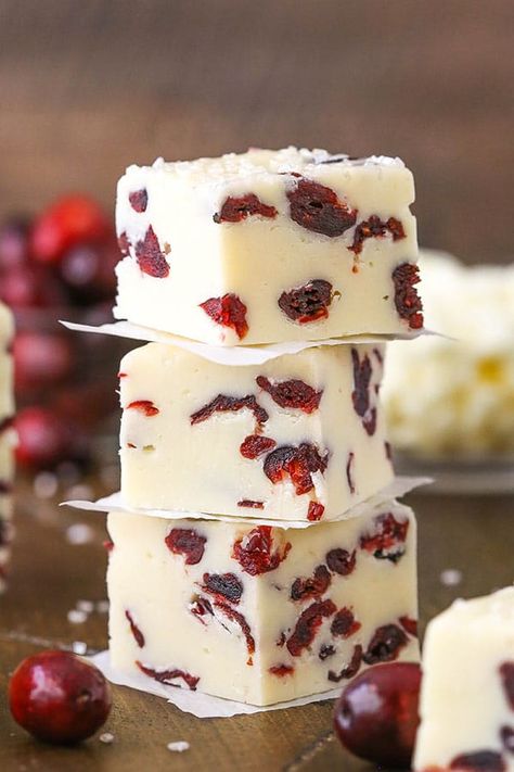 This White Chocolate Cranberry Fudge is made with sweetened condensed milk + dried cranberries! It's a super easy & quick dessert with Christmas colors! #christmas #fudge #holidays White Chocolate Cranberry Fudge, Best Fudge Recipe, Cranberry Fudge, Pudding Chia, White Chocolate Fudge, Fudge Recipes Easy, Dessert Aux Fruits, White Chocolate Cranberry, Quick Easy Desserts