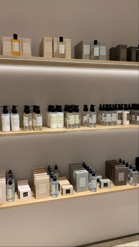 Skin Care Display Ideas, Beauty Retail Display, Skincare Store Display, Luxury Esthetics, Kids Clothing Store Design, Beauty Room Salon, Spa Store, Fragrance Store, Skincare Store