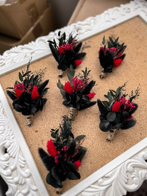 Dried flower boutonniere for Black Burgundy wedding ceremony. Black and red flowers and green preserved Eucalyptus. - Boutonnière size approx. 12 x 6 cm Price is for 1 boutonnière! PROCESSING TIME : 1-3 business days IMPORTANT DELIVERY INFORMATION: All parcels to United States will be delivered via USPS - 7-10 business days, parcels within EUROPEAN UNION (incl. UK, Switzerland, Norway) will be delivered via UPS standard service - 5-10 business days (+ phone number is required for the courier), Parcels to Canada, Australia and other countries will be shipped via Standard Airmail and shipping time takes longer - 3-5 weeks. Please make sure you read this information! Black And Ruby Wedding, Black Red Green Wedding, Red And Black Wedding Bouquets, Black And Red Aesthetic Wedding, Deep Red And Black Wedding, Wine Red And Black Wedding Theme, Black And Red Wedding Bouquet, Black And Red Wedding Theme Decor, Black Red And Green Wedding