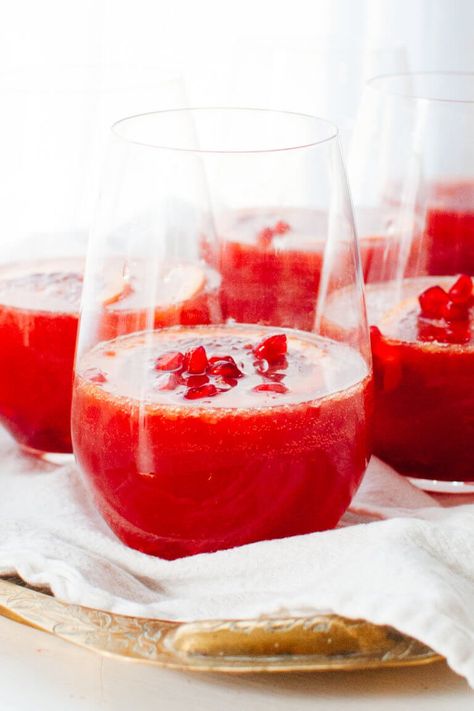 Simple wintertime sangria featuring blood oranges and pomegranate! Spring Sangria, Champagne Punch Recipes, Blood Orange Sangria, Pomegranate Sangria, Orange Sangria, Sparkling Sangria, Orange Pomegranate, Cookie And Kate, Champagne Punch