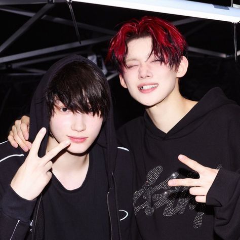 txt huening kai yeonjun icon Txt Christmas Matching Icons, Heuning Kai And Yeonjun, Huening Kai And Yeonjun, Huening Kai Yeonjun, Bts And Txt, Kpop Kiss, Txt Kai, Emo Teen, Fav Artist