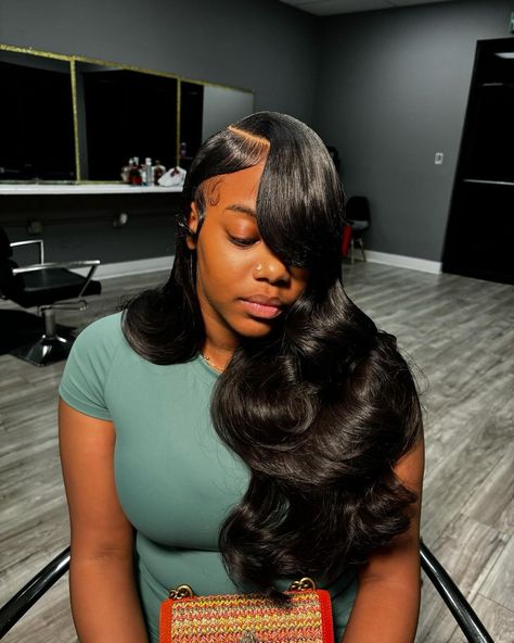 Fyeeeee🔥Love the amazing sew in from stylist @_tizzightt ❣️   Follow @bombtress_hair for more hair ideas🤩  More bundles, more volume❣️  . . . . . . . . . . . . #explore #hairgoals #hairtrends #hairweaves #sidepartsewin #blackhairmag #naturalhairstyle #weaveologist #hairgoals #bundlesdeals #bundlesforsale #unprocessedhair #quickweave #hairbundles #bodywavebundles  #bodywavehair #virginbundles #gluelessinstall #sewinweave #traditionalsewin #naturalsewin #sewins #bodywavewigs #leaveoutsewin Cosplay Hairstyles, Hair Frontal, Black Ponytail Hairstyles, Quick Weave Hairstyles, Frontal Hairstyles, Hot Hair Styles, Hair Laid, Dope Hairstyles, Body Wave Hair