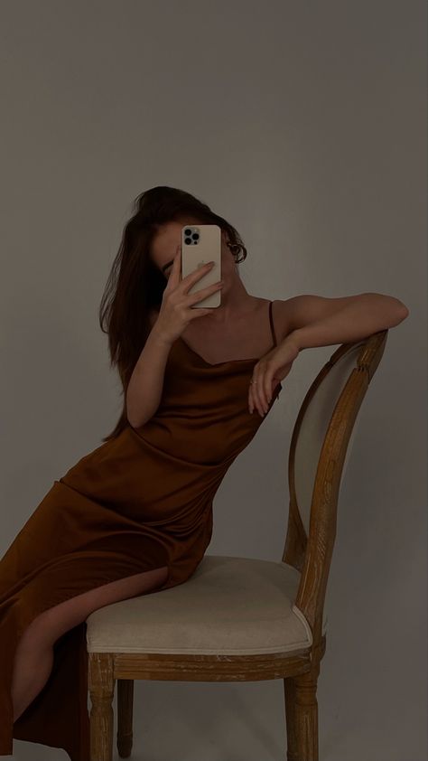 Mirror Selfie With Dress, Bodycon Dress Poses, Warm Chocolate, Posing Guide, Photoshoot Dress, Body Poses, One Piece Dress, Photoshoot Poses, Elegant Dress