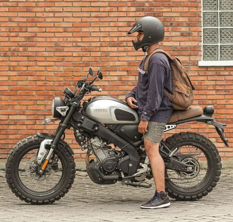 Ruroc Atlas 4.0, Xsr 155 Custom, Scrambler Motorcycle Ideas, Yamaha Xsr155, Old School Motorcycles, Custom Bikes Cafe Racers, Suzuki Cafe Racer, Cafe Racer Moto, Moto Scrambler