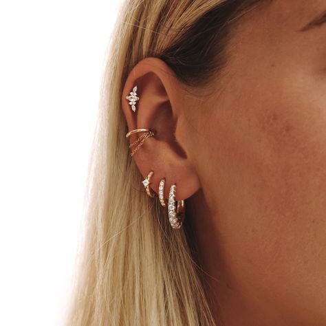 Léonienotre nouveau piercing qui saura parfaitement épouser la forme de votre oreillel'Hélix ou au ConchPiercing ornde pierresRésistel'eauBarreAcier inoxydable 304Garantie sans nickel et sans risque d'allergiesDiamètre barre1,2 mmLongueur barre6 mmType de piercing adaptlobe et cartilage (helixconchNotre conseilce bijou ne convient pas en tant que premier bijou de pose lors de l'acte piercingconsultez votre perceur pour savoir si votre oreille Ear Peircings, Curated Ear, Pretty Ear Piercings, Double Earrings, Creole Earrings, Cute Piercings, Accesories Jewelry, Jewelry Lookbook, Cz Earrings