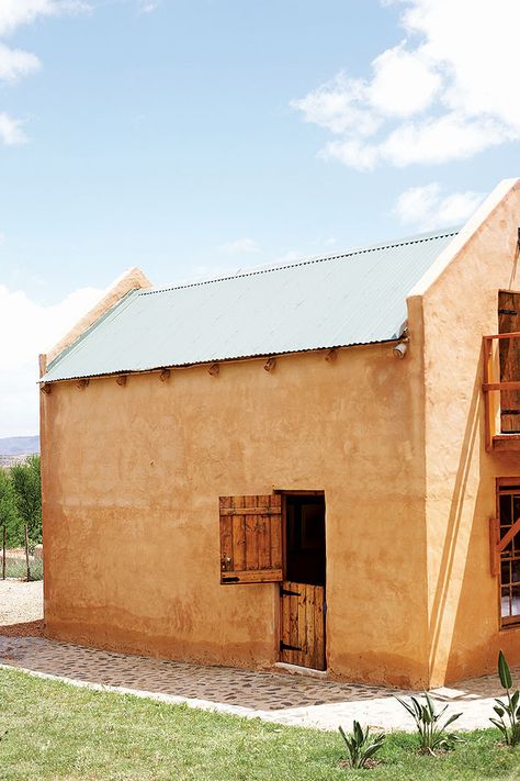 Like nowhere else on earth - Visi Rammed Earth Homes Exterior, Clay Buildings Architecture, Adobe Style Homes, Adobe Architecture, Farm Hotel, Rammed Earth Homes, Earthship Home, Adobe House, Rest House