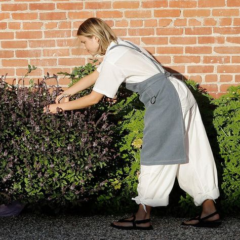 Less Posing, More Pruning: Stylish Gardening Clothes Arrive - The New York Times Gardening Clothes, Garden Clothing, Raffia Sun Hat, Garden Chic, Pretty Garden, Gardening Outfit, Better Homes And Garden, Hot Weather, Lifestyle Brands