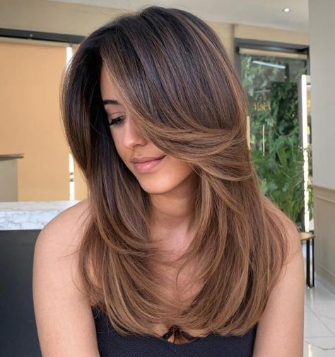 Chocolate Bronde Root Fade for Dark Hair Beautiful Brown Hair Color, Root Fade, Fresh Hair Color, Chocolate Balayage, Color Trends 2024, Caramel Blonde Hair, Cherry Hair Colors, Brown Hair Color Shades, Beautiful Brown Hair