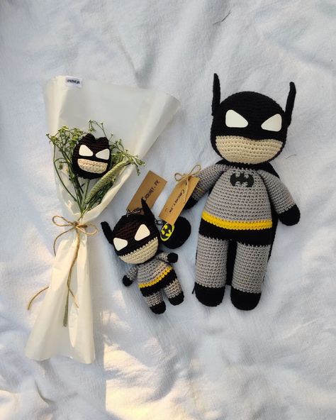 Crochet Batman Set 🦇 Get your customized crochet action figures set from us 💗 . . . Inbox us to place your orders <3 . . #crochet #crochetbatman #handmade #crochetersofinstagram #crochetaddict #crochetlove #crocheting #knitting #yarn #instacrochet #handmadewithlove #crochetinspiration #diy #crochetlover #yarnaddict #knittersofinstagram #love #crocheted Batman Crochet Bouquet, Crochet Batman, Batman Spiderman, Crochet Bouquet, Kawaii Crochet, Crochet Clothing And Accessories, Birthday Stuff, Crochet Lovers, Cute Birthday