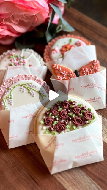 Sugarbird Cakery & Floral Co. - Cheryl Stager on Instagram: "Try this easy packaging trick the next time you need to display cookies. It keeps each cookie separate and the little envelopes are so cute! 

I used 6” square pieces of grease-proof paper, but you could use parchment paper, wax paper, or any kind of food safe paper. You can make them bigger or smaller as needed, but these ones worked perfectly for 3.5” cookies 🥰

#sugarbirdcakeryfloral #bakinghack #bakingtricks #bakinglife #cookiedecorating #decoratingcookies #cookieart #cookiedesign #cookiesofinstagram" Cookies Wrapped In Parchment Paper, Easy Cookie Packaging Ideas, Cookies Packaging Ideas Creative Diy, Wrapping Cookies In Parchment Paper, Parchment Paper Cookie Wrap, Diy Cookie Wrapping Ideas, How To Wrap Cookies In Parchment Paper, Paper Cookie Craft, Cookies Display Ideas